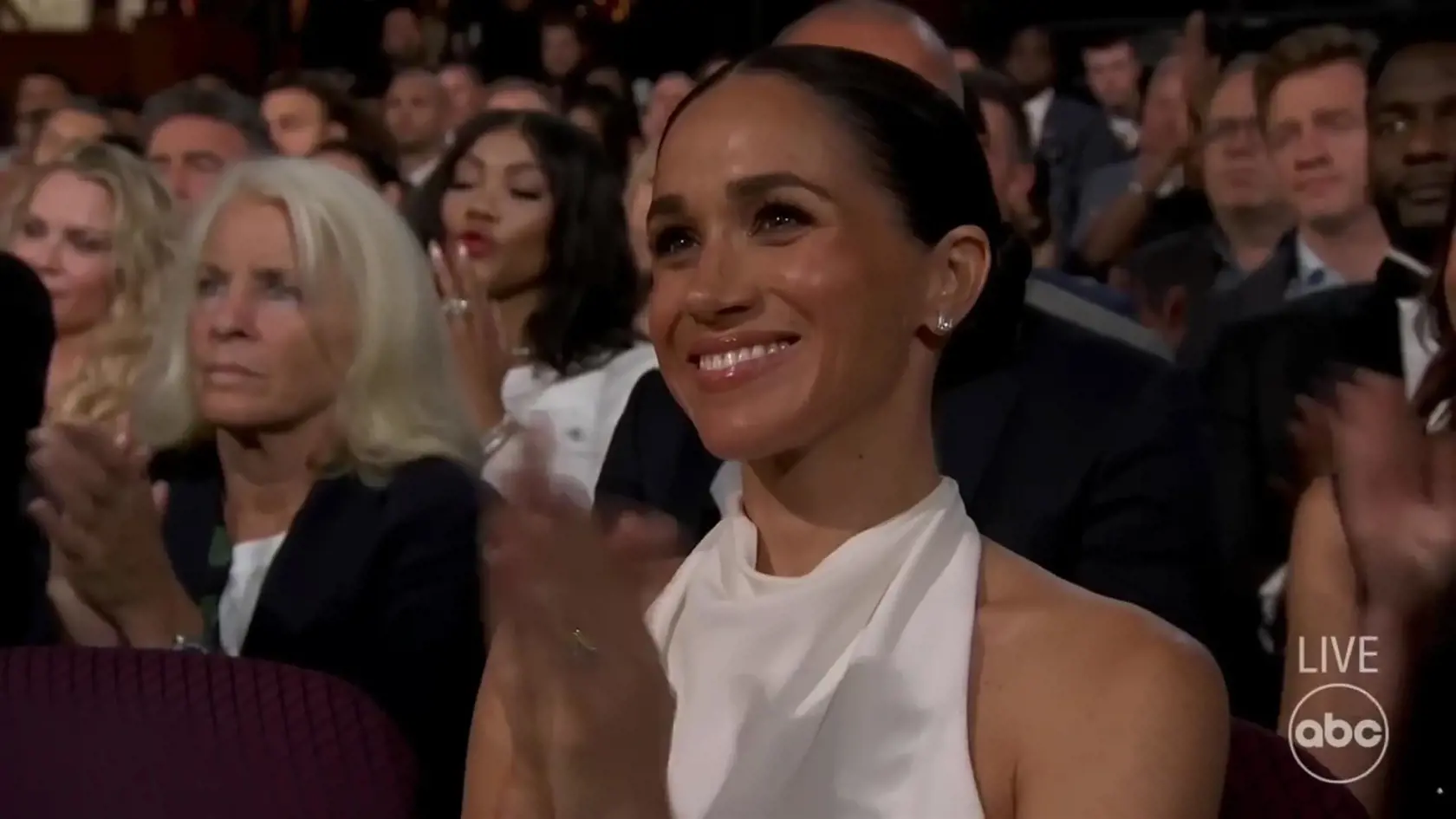 Princ Harry prebral kontroverznú cenu Pata Tillmana za zásluhy. Harryho v publiku podporovala manželka Meghan Markle, ktorá bola na svojho manžela očividne pyšná.