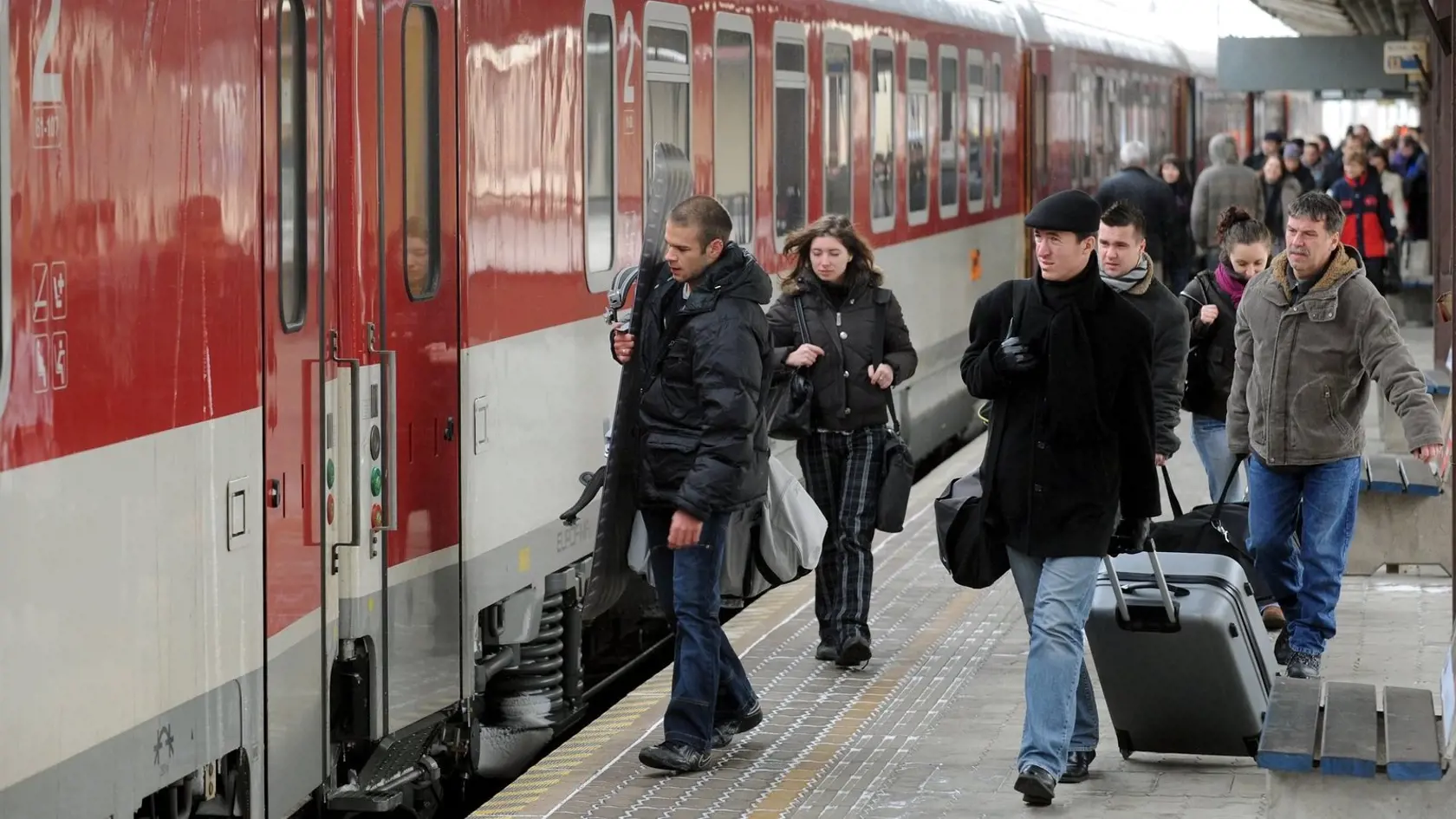 Cestujúci pri vlaku Inter City IC 504.
