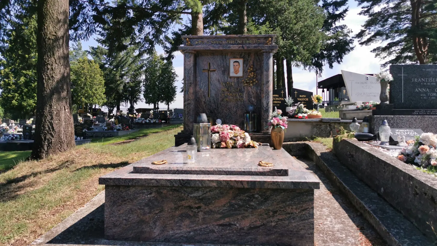 Hrob Ivana Mella je neprehliadnuteľný.