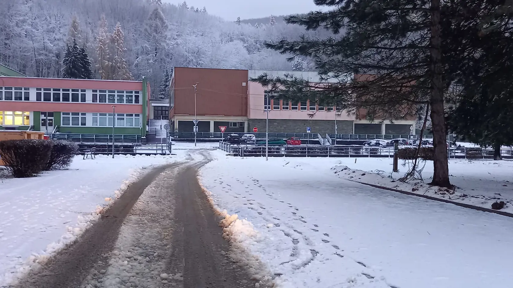 Do zasneženého rána sa prebudilo aj kúpeľné mestečko Trenčianske Teplice.