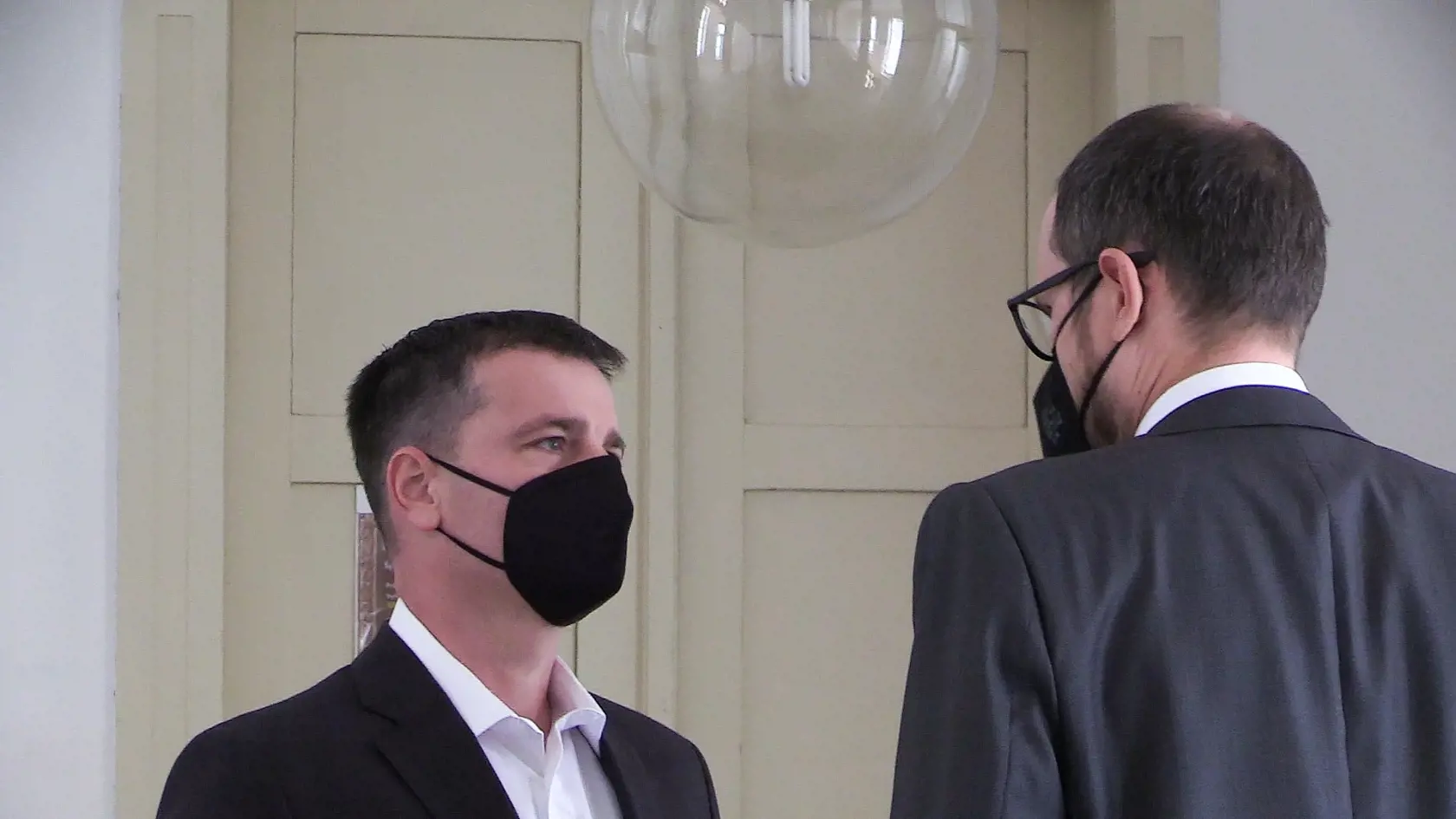 Bývalý námestník SIS Boris Beňa čakajúci na pojednávanie o dohode o vine a treste. Beňa svedčí aj proti exšéfovi NAKA Branislavovi Zurianovi.