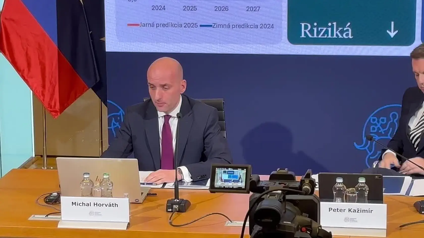 „Citeľné straty by utrpeli odvetvia závislé od medzinárodného obchodu, teda priemyselná výroba, doprava a obchod,“ uviedol výkonný riaditeľ NBS Michal Horváth.