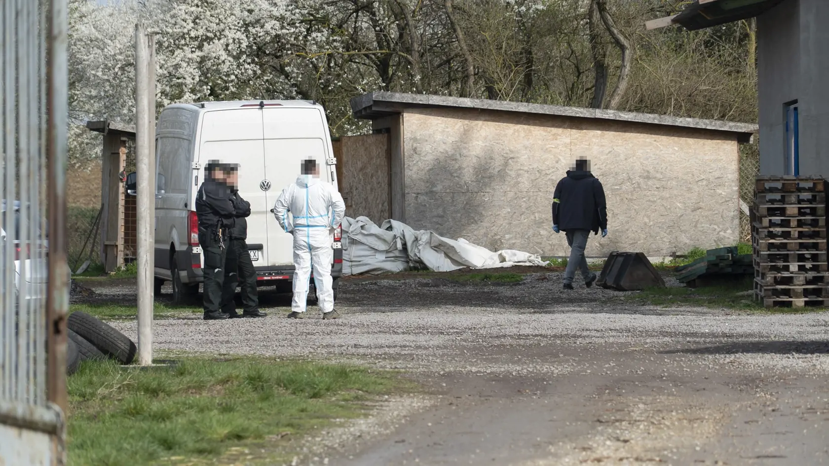 Ešte včera bola na mieste, kde sa drogy našli, polícia. Samozrejme, aj zvedavci, ktorých zásah kukláčov šokoval.