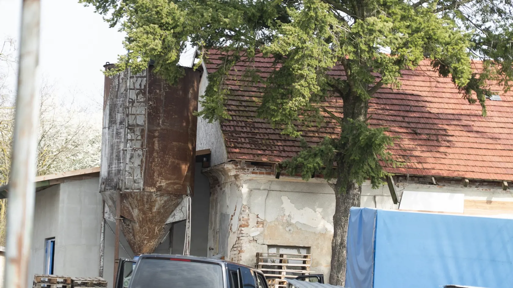 Podarilo sa nám zistiť, že sa v schátralých budovách, ktoré boli kedysi miestnym družstvom, pod rúškom stolárskej firmy skrývalo sofistikované zariadenie, ktoré by sme si pokojne mohli predstaviť ako laboratórium na výrobu drog.