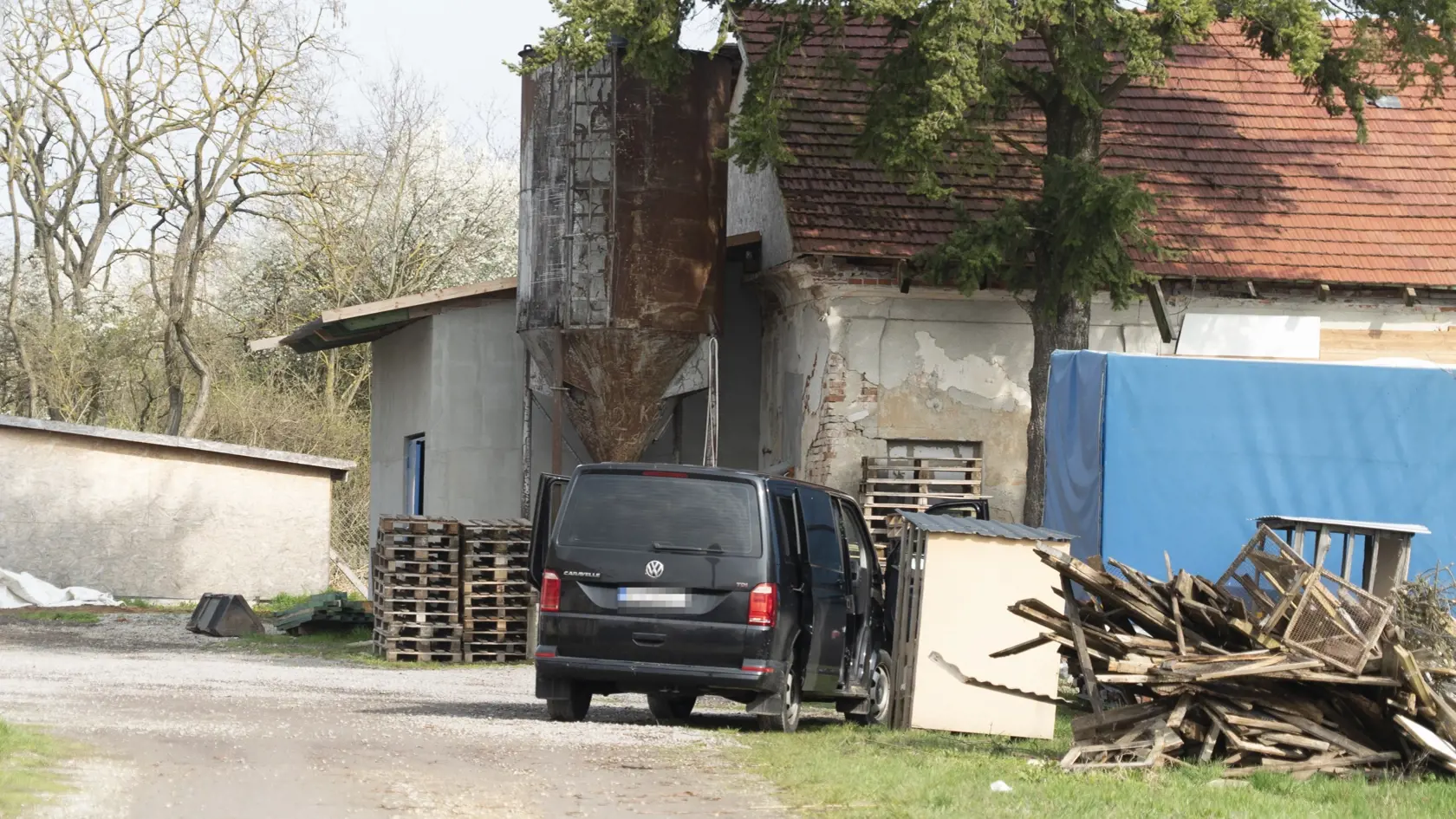 „Nie je dobré ísť do vnútra,“ upozornil nás jeden z dvojice policajtov v civile, ktorí tam strážili priestor. Boli sme zvedaví, že či sa na mieste ešte niečo bude diať. Predsa len, také množstvo tvrdých drog a navyše heroínu, ktorý by sa priamo na našom území vyrábal, polícia neobjaví tak často.