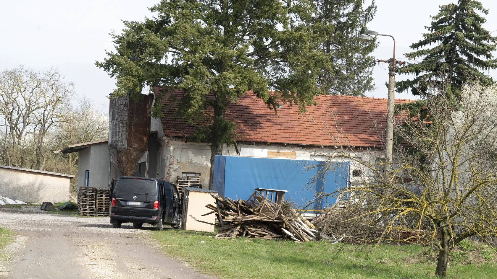 Polícia v ňom, podľa našich informácií, našla minimálne 5000 dávok heroínu a dokonca aj polotovar, surové makovice.