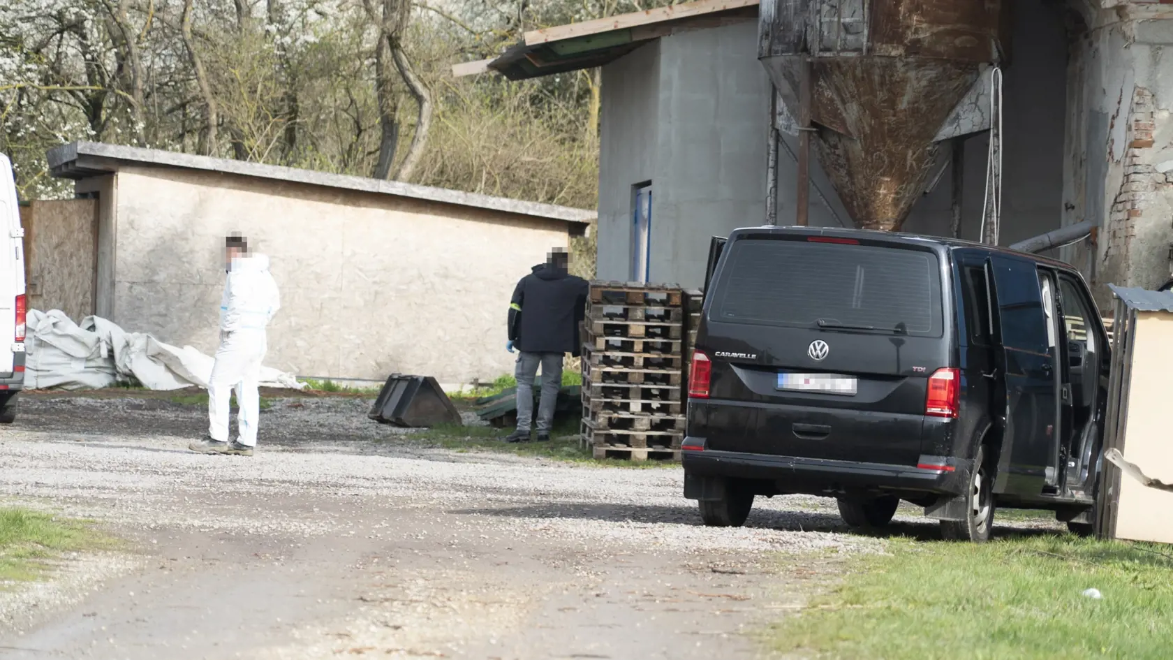 Kukláči s maskami na tvári vtrhli do objektu bývalého družstva vo štvrtok krátko 13. hodiny.