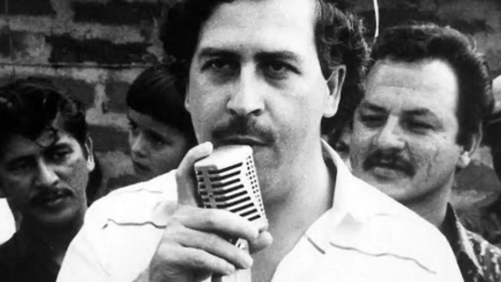 Narkobarón Pablo Escobar († 44) pred 30 rokmi pašoval z Kolumbie do USA 80 ton kokaínu mesačne, kontroloval 80 percent svetového obchodu s touto drogou, unikal polícii, zabíjal rivalov, policajtov aj niekoľkých prezidentských kandidátov.