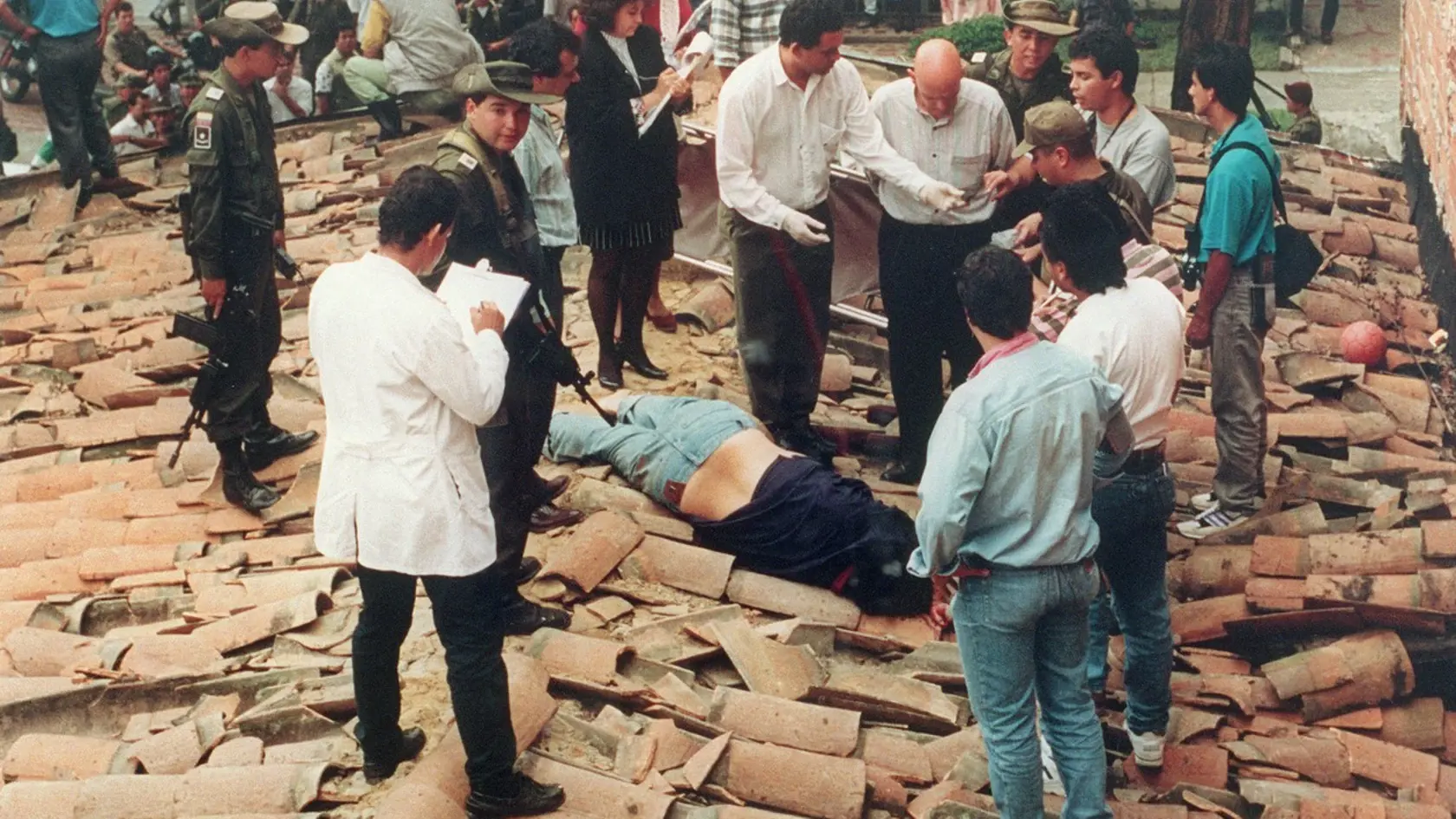 Rok a pol Escobar unikal zákonu, až nakoniec deň po svojich 44. narodeninách v roku 1993 utiecť nestačil. Na streche budovy jeho úkrytu v Medellíne ho polícia dohonila a dodnes nie je jasné, či ho zastrelili oni alebo si guľku hlavou prehnal sám. Často totiž hovoril, že sa chytiť nenechá a radšej si strelí za ucho.