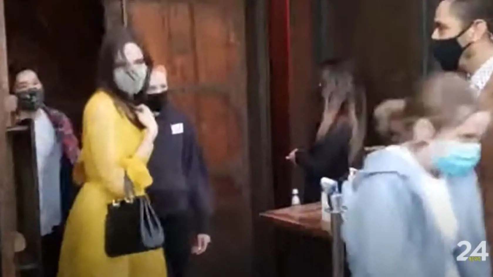 Angelina zažiarila v žiarivo žltých šatách.