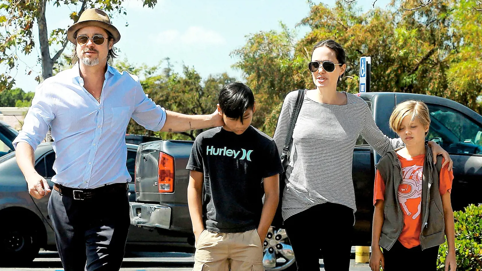 Angelina Jolie a Brad Pitt s deťmi.
