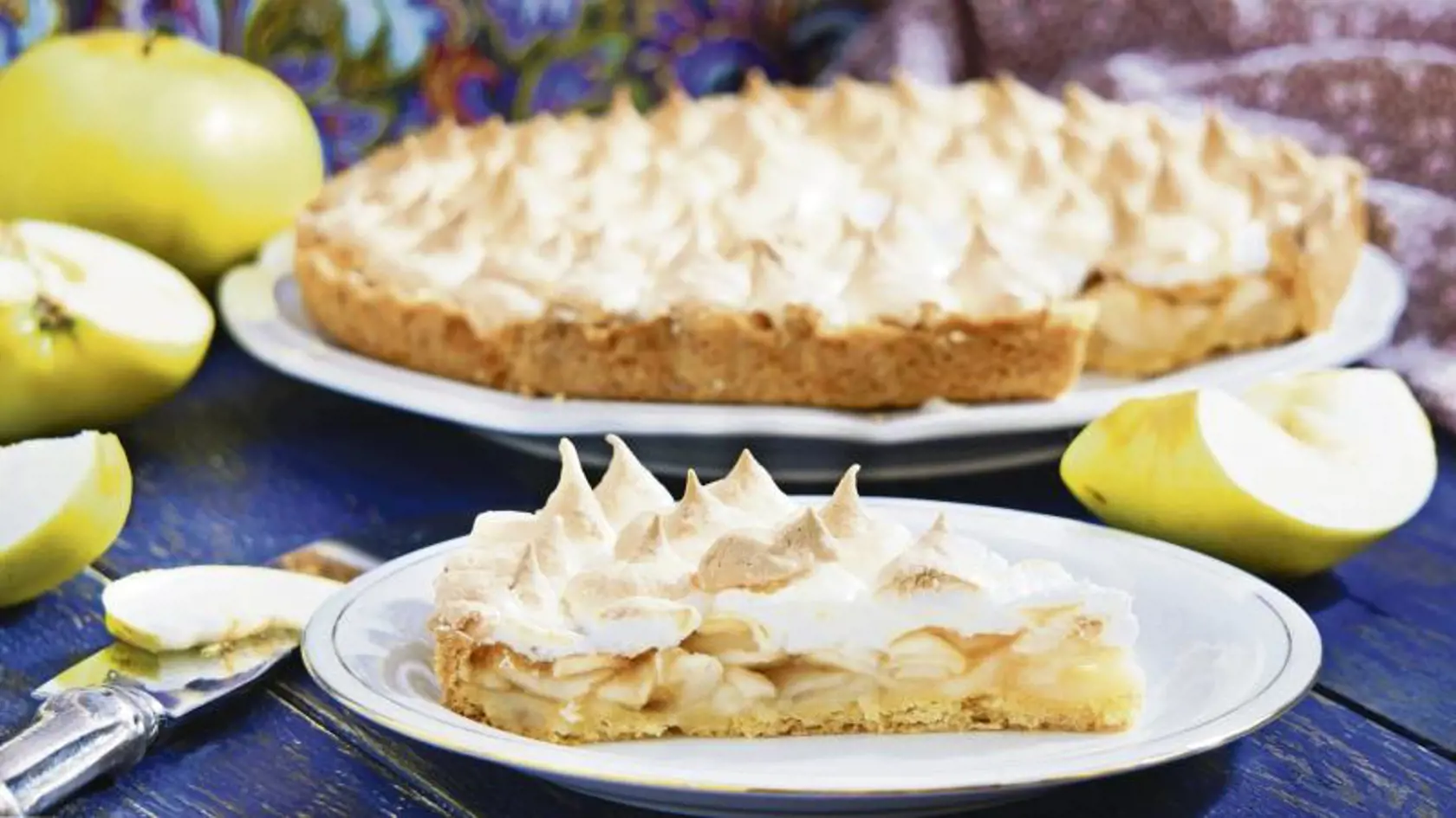 Letná jablková torta je šťavnatá.