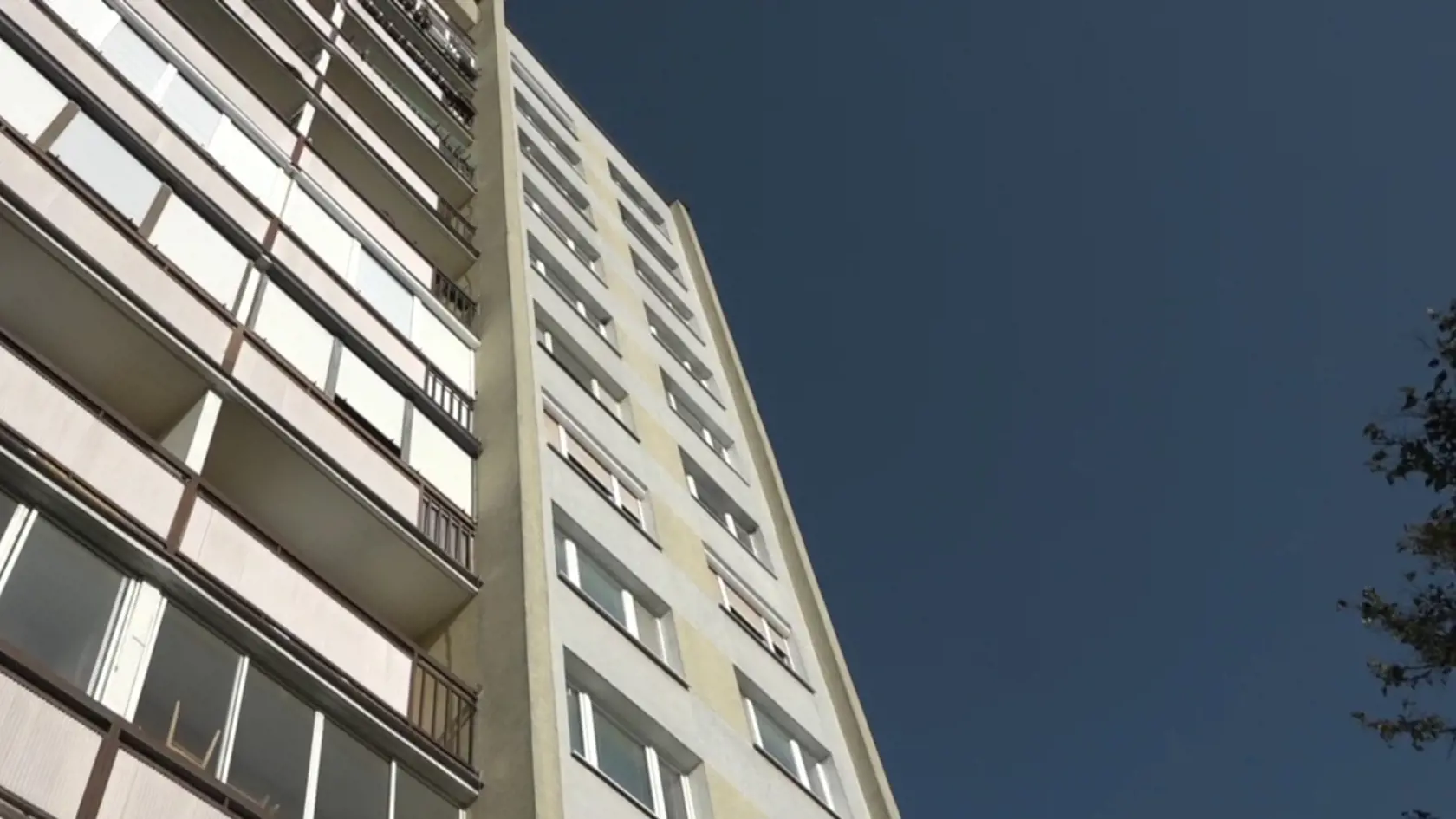 Tam sa rozbehol k oknu, z ktorého potom vyskočil.