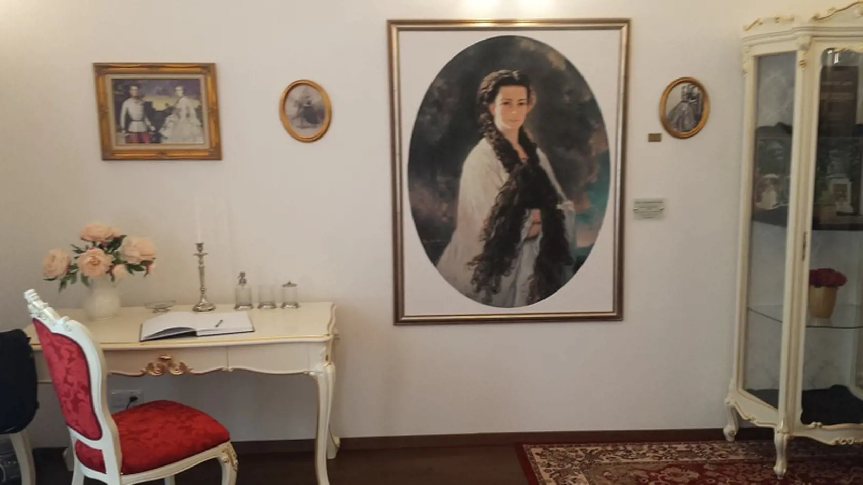 V hoteli Alžbeta v Bardejovských kúpeľoch zriadili muzálnu izbu cisárovnej Sissi s replikami dobového nábytku i predmetov, ktoré tu počas svojho pobytu používala.
