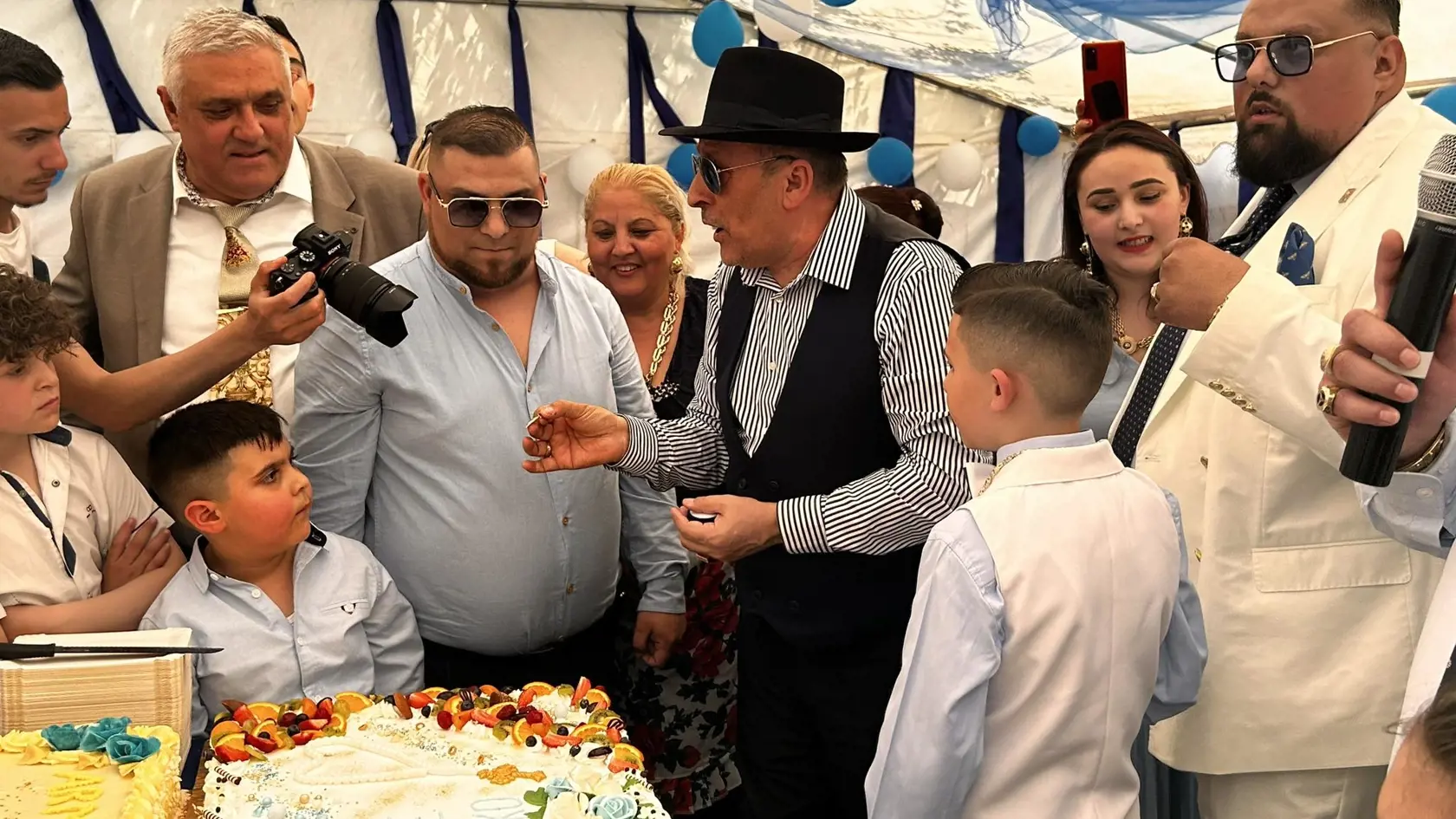 Všetci boli poriadne vyparádení a nechýbali ani blišťavé zlaté doplnky.