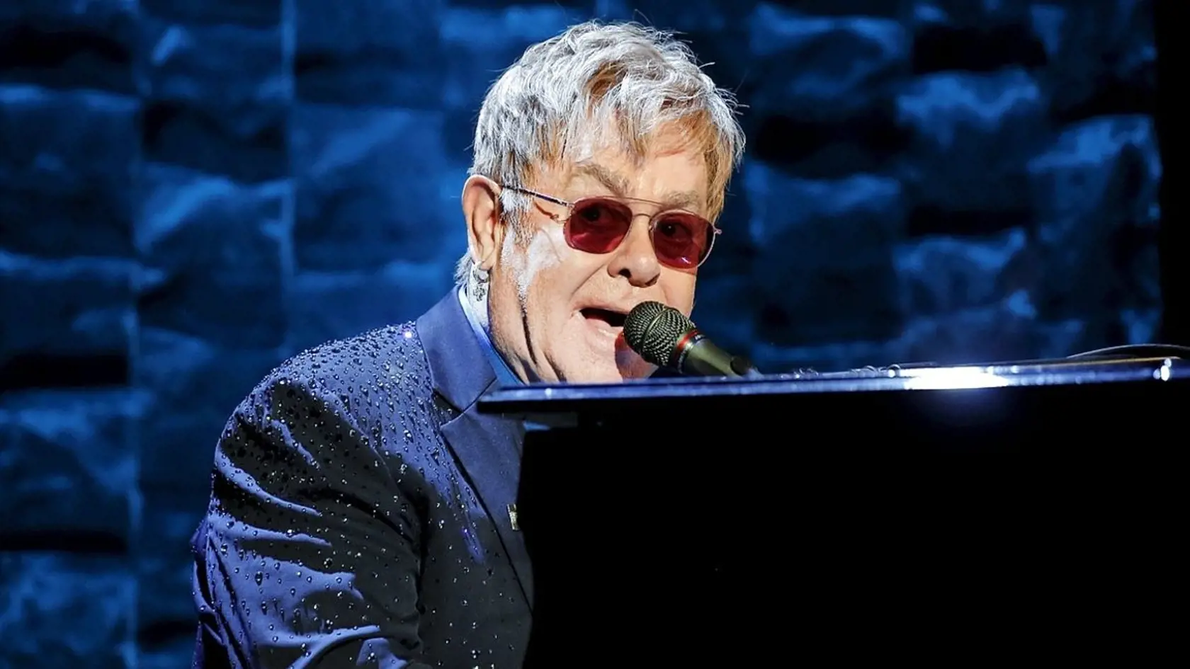 Elton John je síce Brit, no aj on venoval pesničku v prospech Clintonovej.