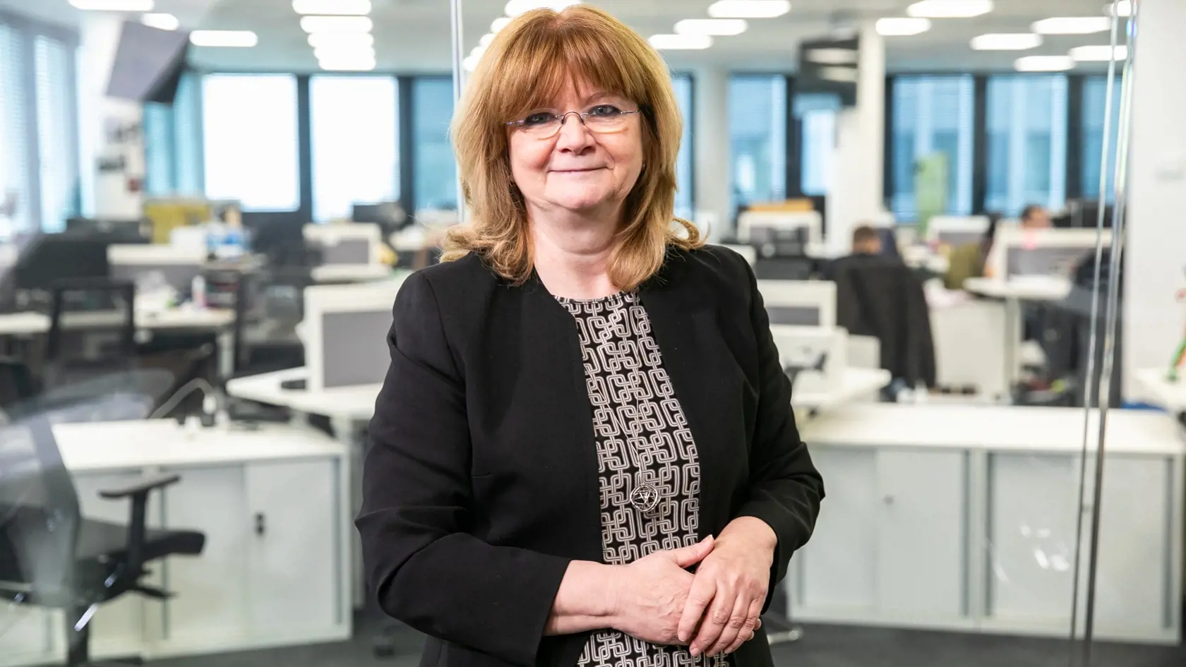 Výkonná viceprezidentka Únie miest Slovenska (ÚMS) Jana Červenáková v štúdiu Plus JEDEN DEŇ počas nakrúcania relácie Karty na stôl. Je expertkou na financovanie samospráv.