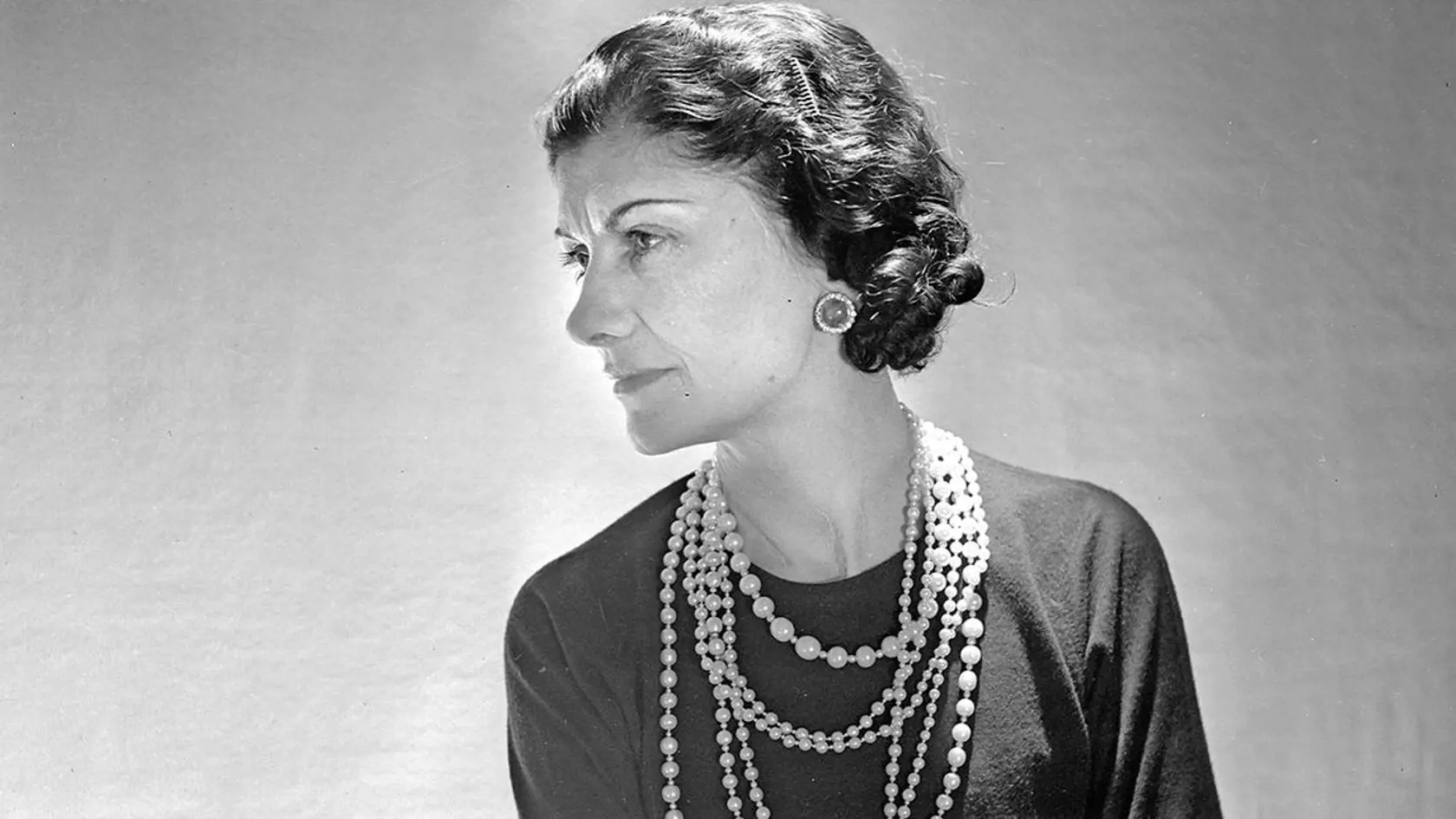 V roku 1978 sa slávne šaty vydražili za 3 000 dolárov.  Coco Chanel bola zosobnením elegancie a štýlu. 