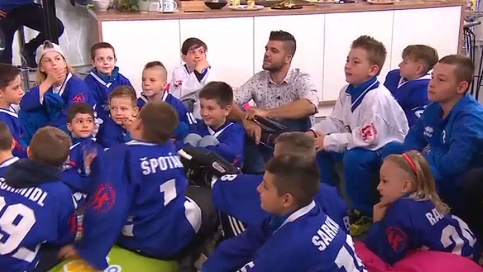 Z ich staršieho syna Lea rastie nádejný hokejista.