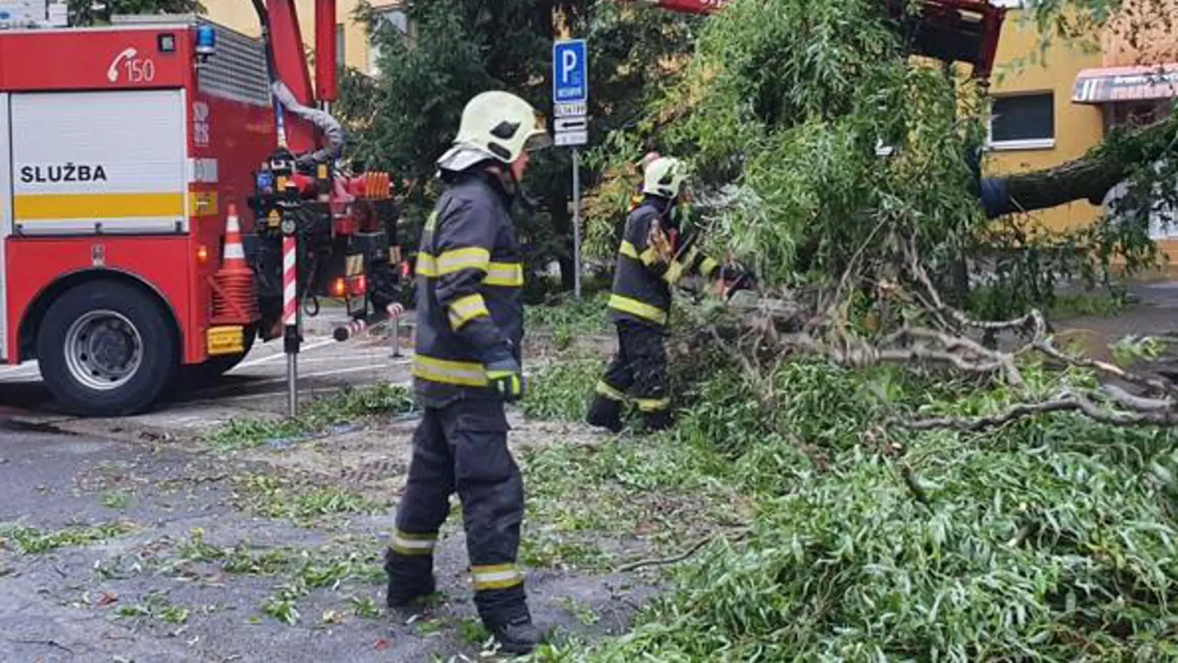 Na západnom a strednom Slovensku sa v nedeľu večer a v noci očakávajú búrky.
