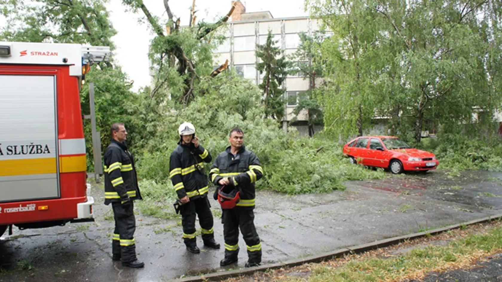 Na západnom a strednom Slovensku sa v nedeľu večer a v noci očakávajú búrky. Prvé sa objavia už po štvrtej popoludní.