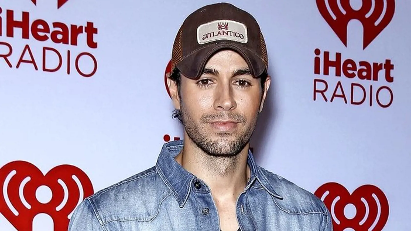 Enrique Iglesias má anomáliu situs inversus. 