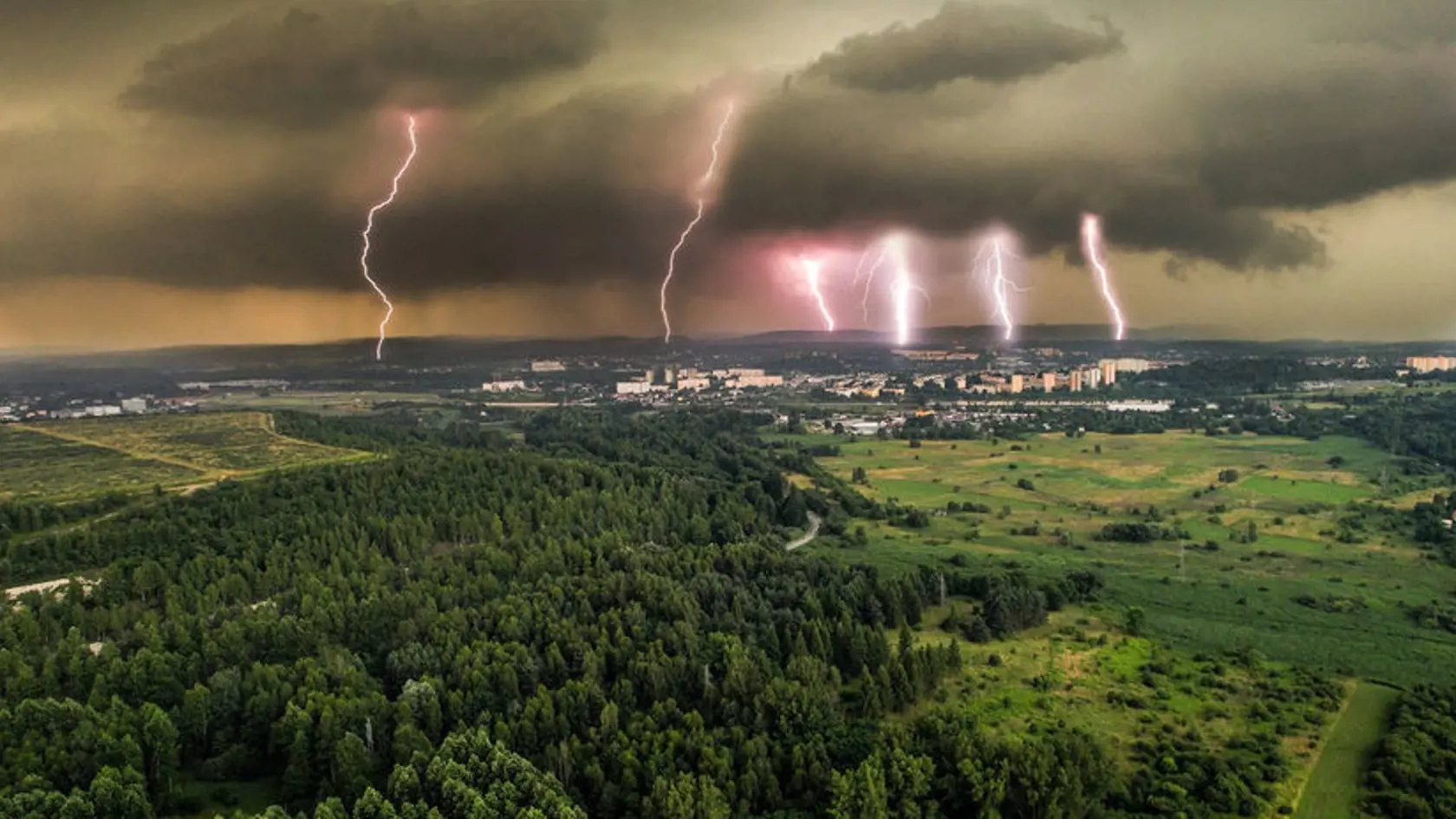 Záber šiestich bleskov z Poľska 16. júla prirovnali ľudia k božiemu hnevu.
