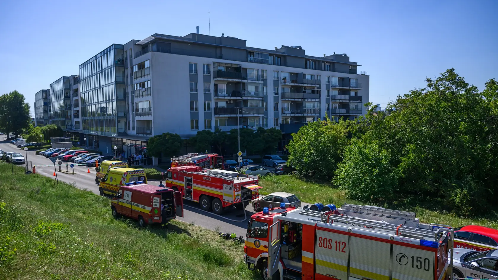 Na snímke hasiči a sanitky na mieste požiaru v bratislavskej mestskej časti Ružinov v utorok 19. augusta 2025.