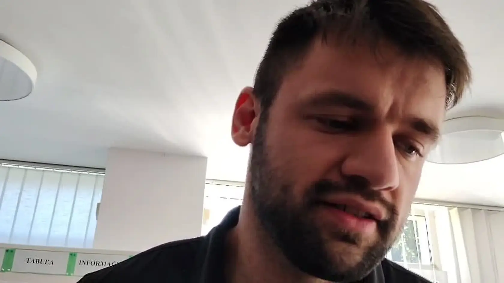 Na súd prišiel aj syn bývalého predsedu SaS Filip Sulík. "Došiel som sa pozrieť na priebeh, ako dopadne pokus o uvrhnutie nikoho do väzby za text," povedal pre Plus JEDEN DEŇ.