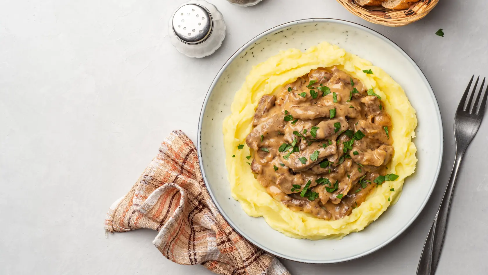 Stroganov, alebo tiež beef stroganov, je klasické ruské jedlo, ktoré sa stalo populárnym po celom svete. Pochádza z Ruska, kde bol pôvodne pripravený ako luxusné jedlo pre šľachtu v 19. storočí. 