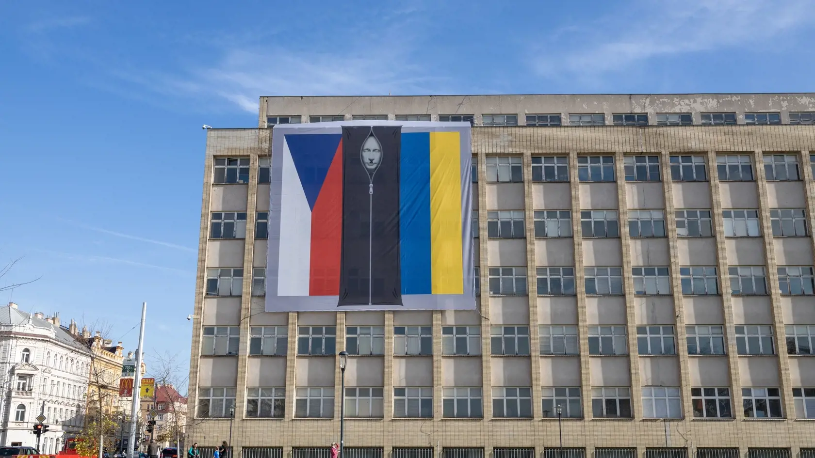 Na budove českého ministerstva vnútra sa objavila kontroverzná vlajka s Putinom.