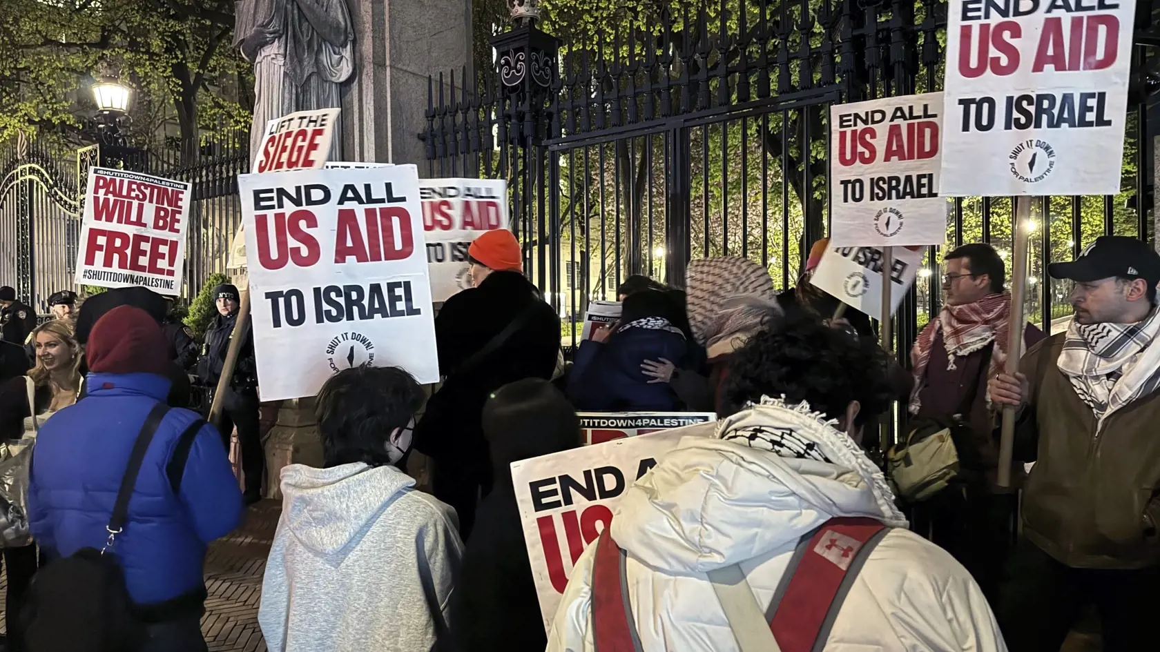Propalestínsky protest pred Kolumbijskou univerzitou v New Yorku
