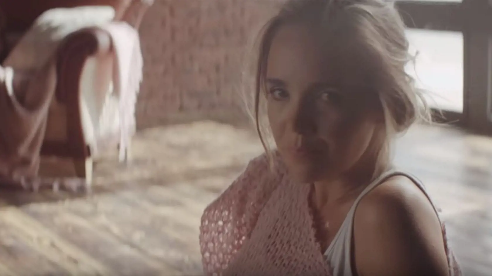 Lucie Vondráčková v novom klipe k piesni Paralelní světy.