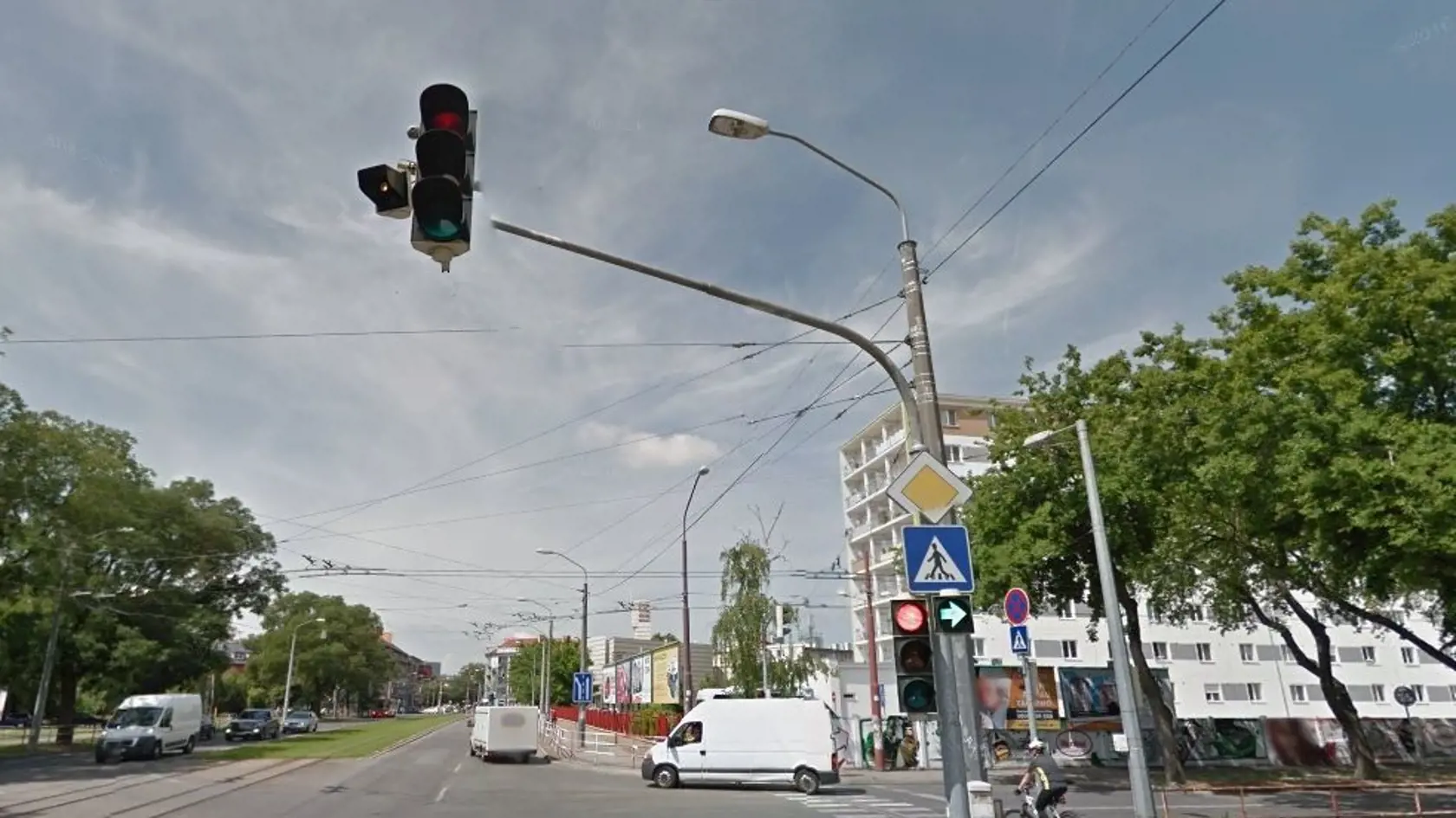 Riešenie odbočovania vpravo existuje, je ním doplnková zelená šípka vpravo. Zdroj: Google Maps