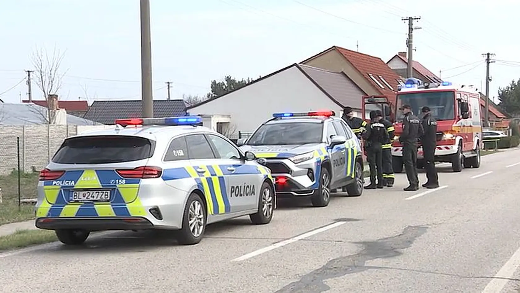 Jeho zadržanie malo podľa informácií televízie JOJ súvisieť s výtržníctvom a ublížením na zdraví. Muž však vytiahol sekeru a potom sa zabarikádoval v dome. Polícia si kvôli tomu, že ju začali napádať aj ostatní obyvatelia problémovej lokality, musela privolať posily.