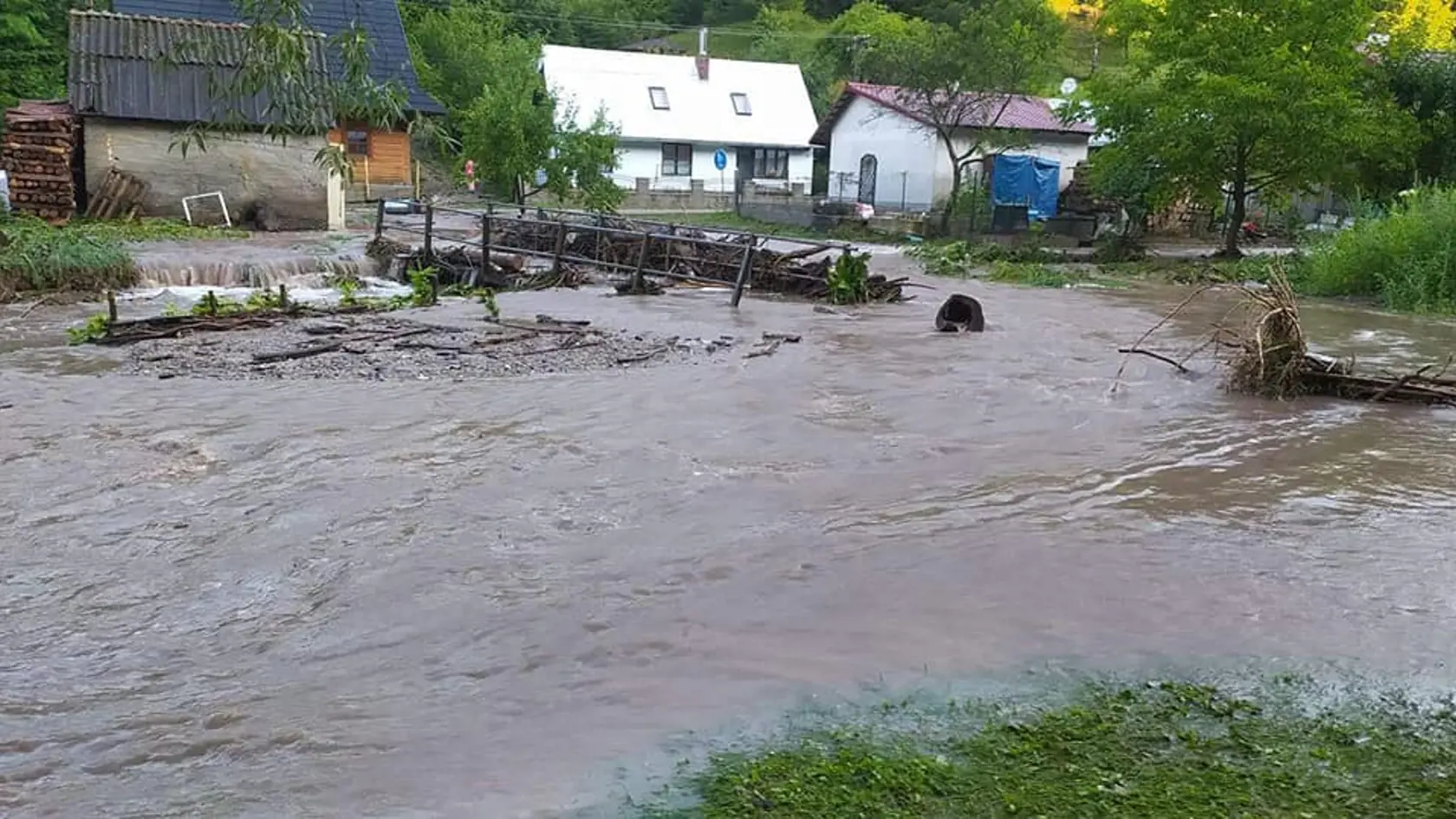 Bleskové povodne v noci na pondelok 26. júla 2021 spôsobili vo Valaskej Belej (okres Prievidza) škody veľkého rozsahu. Problémy tam spôsobili vyliate prítoky Nitrice i voda z lesov. Viacero ciest zostalo neprejazdných. Obec vyhlásila tretí stupeň povodňovej aktivity. TASR o tom informoval vedúci odboru krízového riadenia Okresného úradu v Prievidzi Dušan Krovina. Na snímke zaplavená obec Valaská Belá v okrese Prievidza v pondelok 26. júla 2021. FOTO TASR - Dhz Valaská Belá