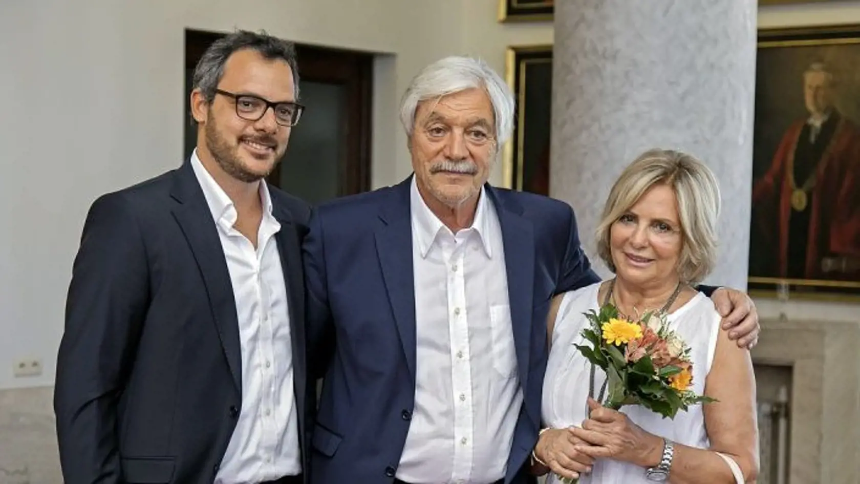 Juraj Kukura si v rozprávke zahral hradného pána Baladora. No herca príliš predstavovať netreba. Riaditeľ divadla Aréna má na svojom konte niekoľko nielen úspešných filmov či seriálov. Naposledy zahviezdil v seriál Inšpektor Max, ktorý vysielala RTVS. S manželkou Táňou majú jedného syna Philippa, ktorý žije v zahraničí a je z neho vedec.
