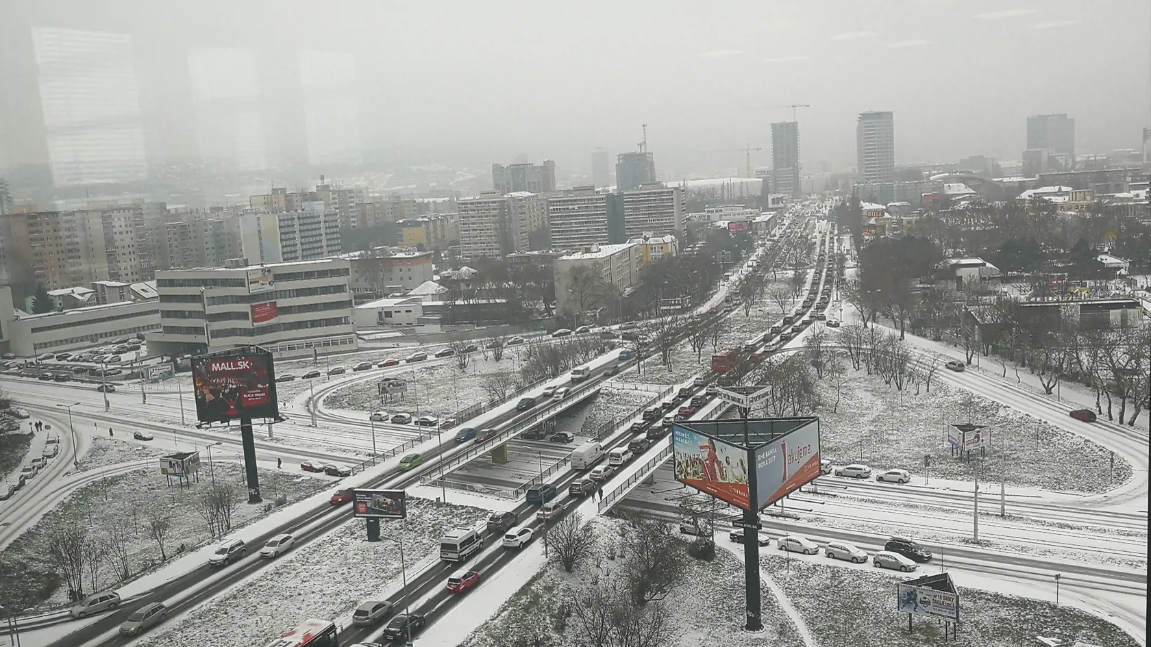 Sneh v Bratislave spôsobuje nehody a kolaps dopravy.