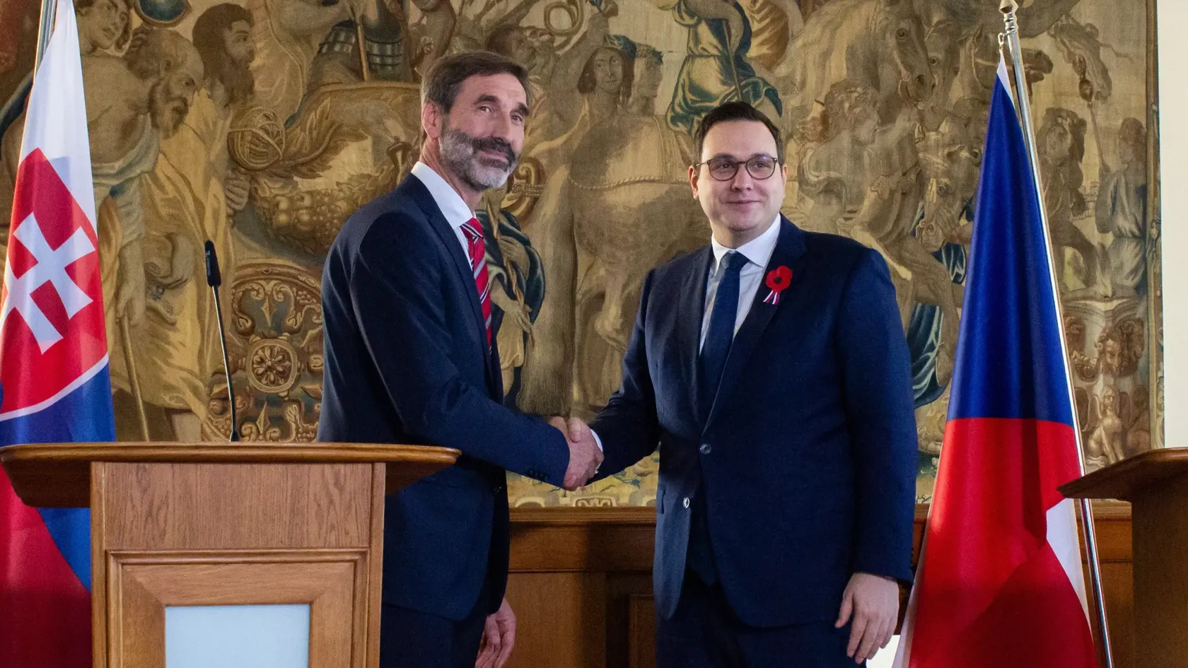 Na snímke slovenský minister zahraničných vecí a európskych záležitostí Juraj Blanár (vľavo) a český minister zahraničných vecí Jan Lipavský.