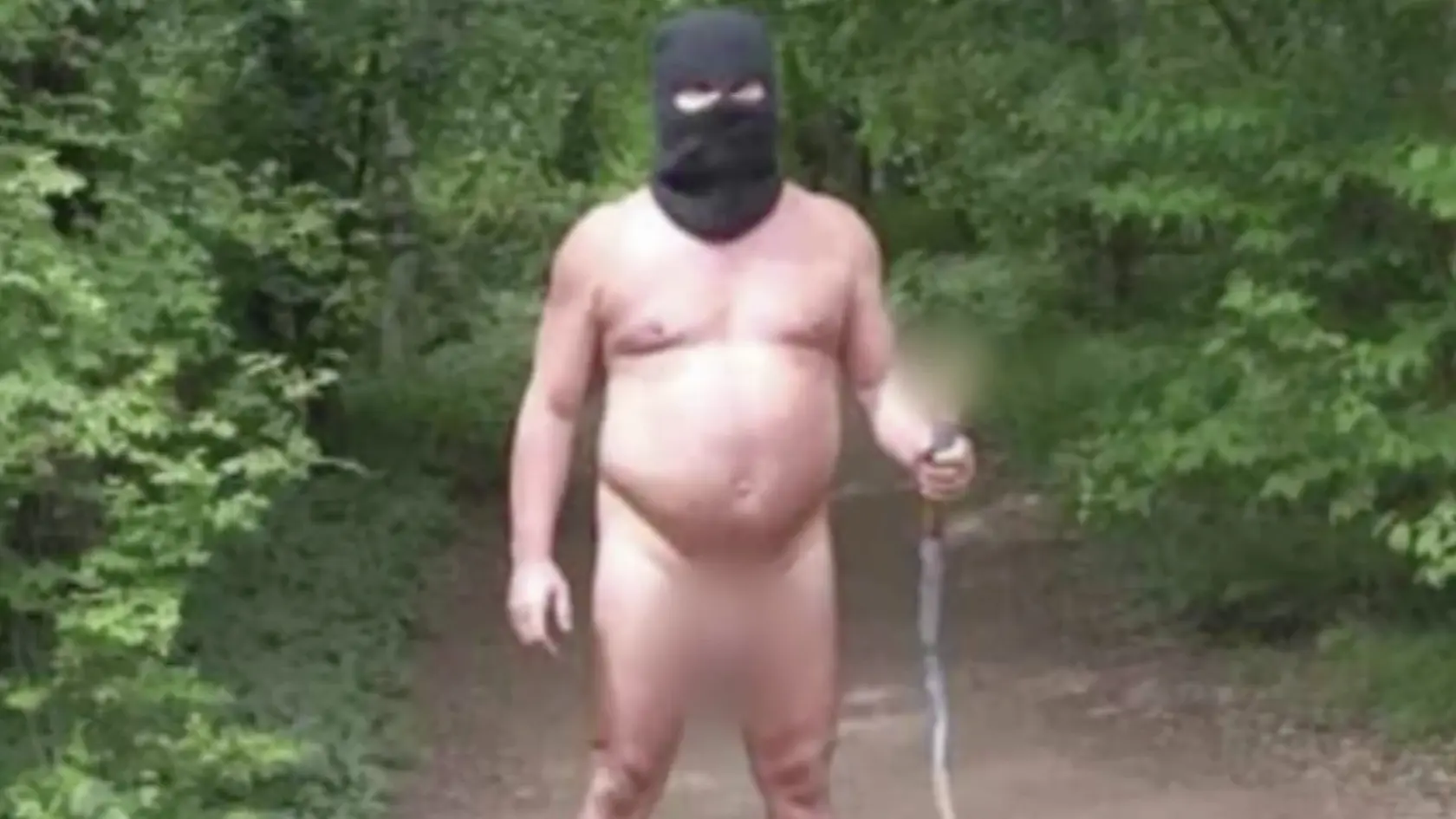 Obnažený muž s kuklou na hlave sa tentokrát objavil v pohorí Tribeč.