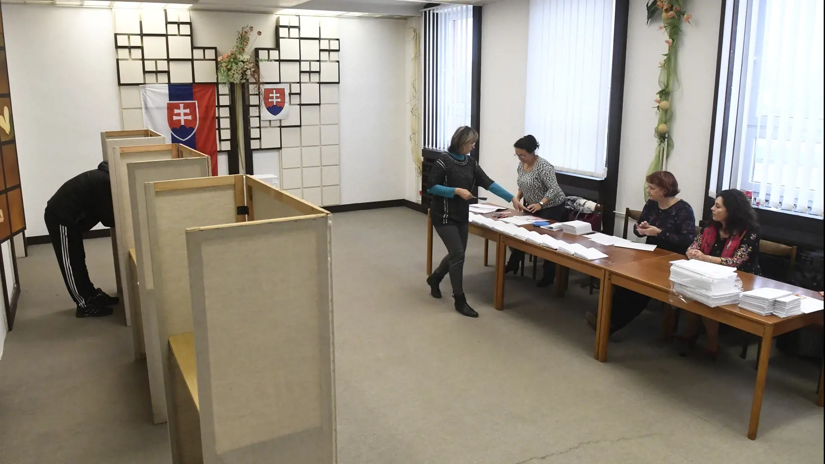 Toto kandidátov pred komunálnymi voľbami rozhodne nepoteší! Podľa najnovšieho prieskumu im verí čoraz menej ľudí.