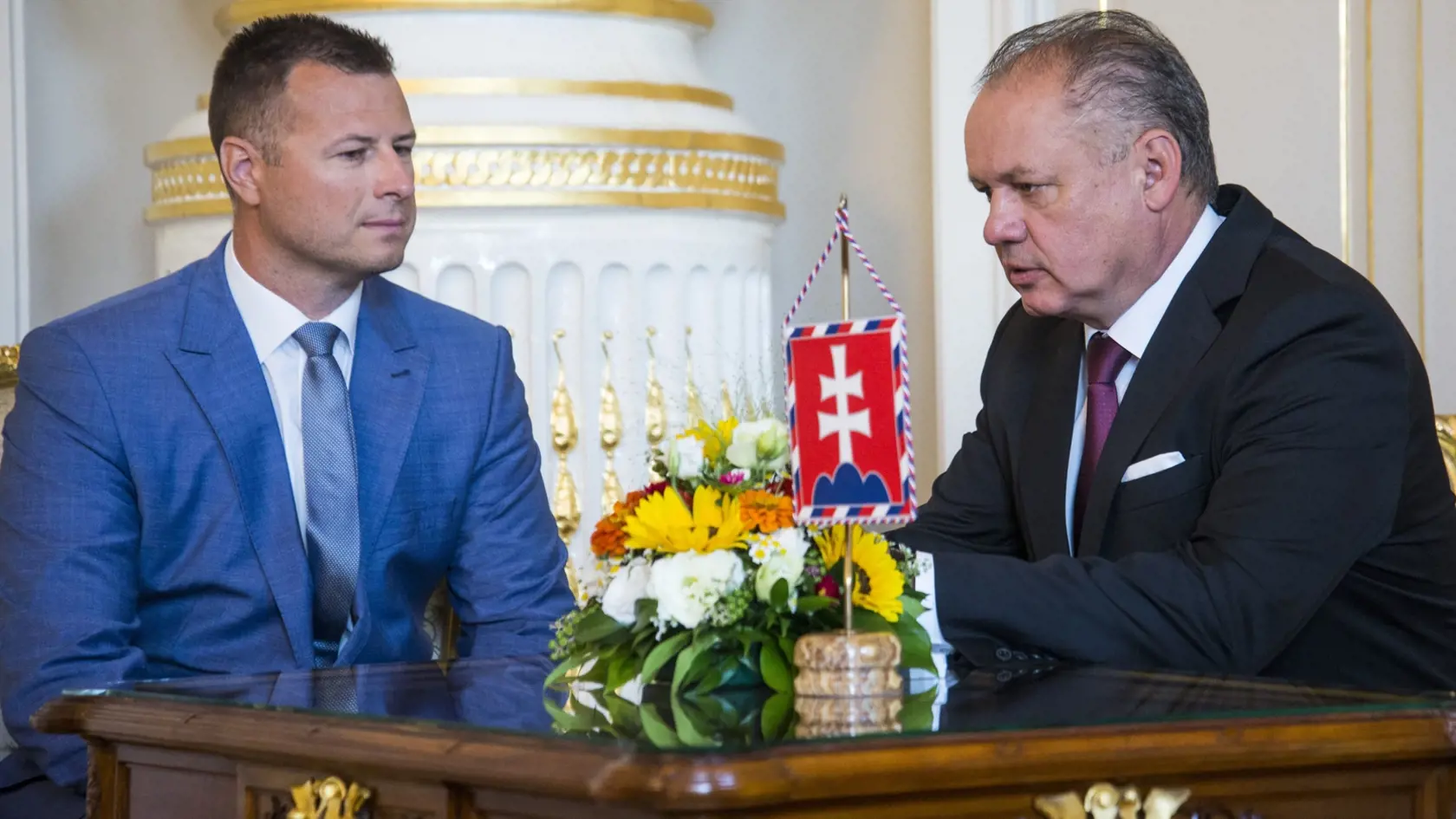 Prezident SR Andrej Kiska (vpravo) prijal ministra spravodlivosti SR Gábora Gála.