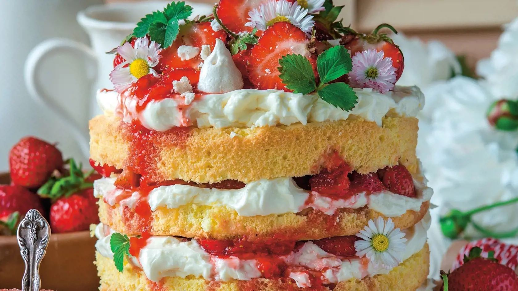 Torta so šľahačkou a jahodami