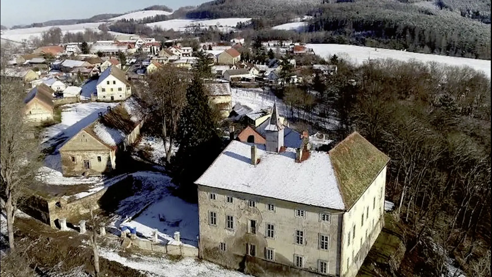 Matěj žije v historickom sídle spolu so svojím priateľom Danielom.