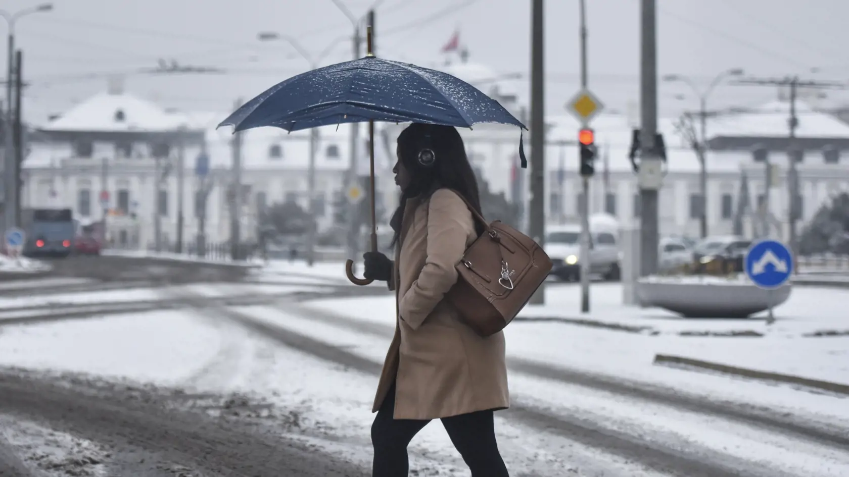 V Bratislave napadol sneh, metropola však nie je zďaleka jediným miestom, kde by si vodiči mali dávať pozor.