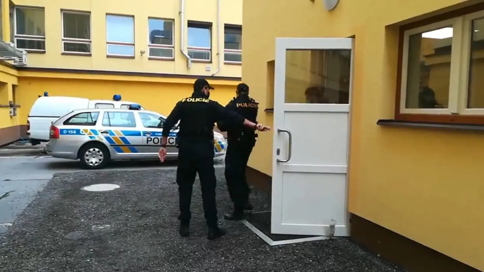 Dvadsaťosemročný muž z Rumunska menom Robert N. bol zadržaný policajtmi z Pardubického kraja a pri výsluchu priznal, že bábätko bil päsťami a niekedy aj tým, čo mal práve po ruke.