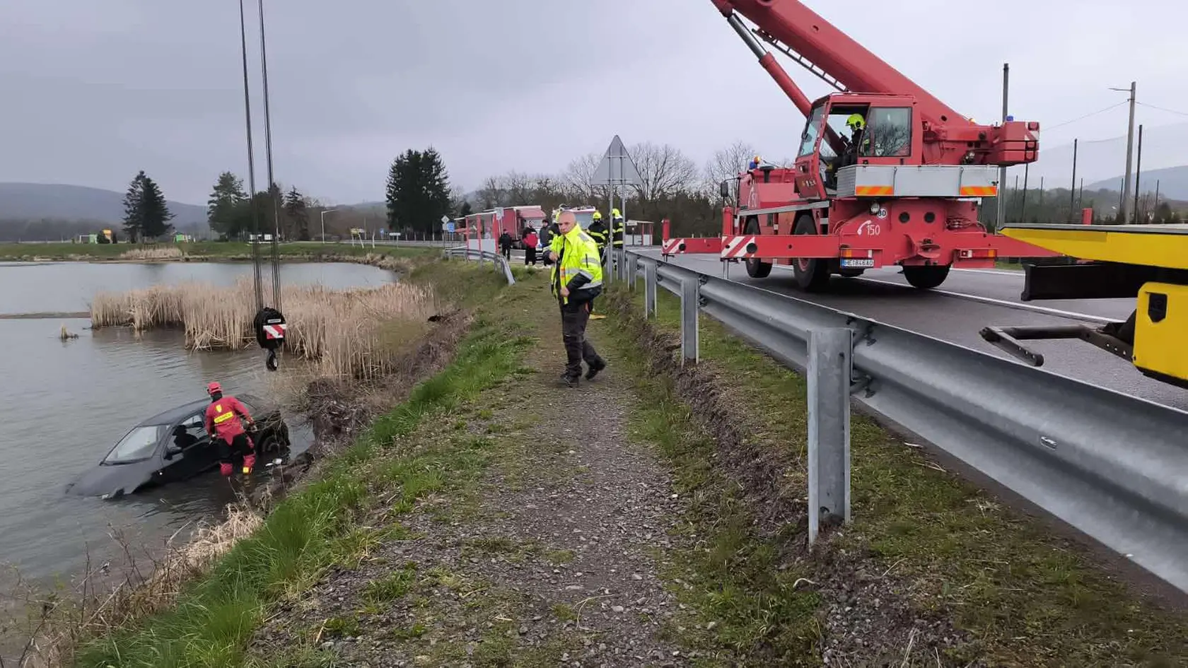 Auto museli z vody vytiahnuť so žeriavom hasiči z humenskej záchrannej brigády. 