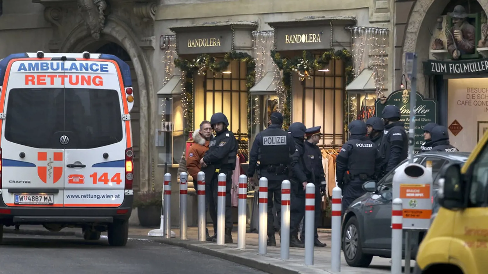 Pri streľbe zomrel jeden z dvojice kriminálnikov, druhý vyviazol s ťažkými zraneniami.
