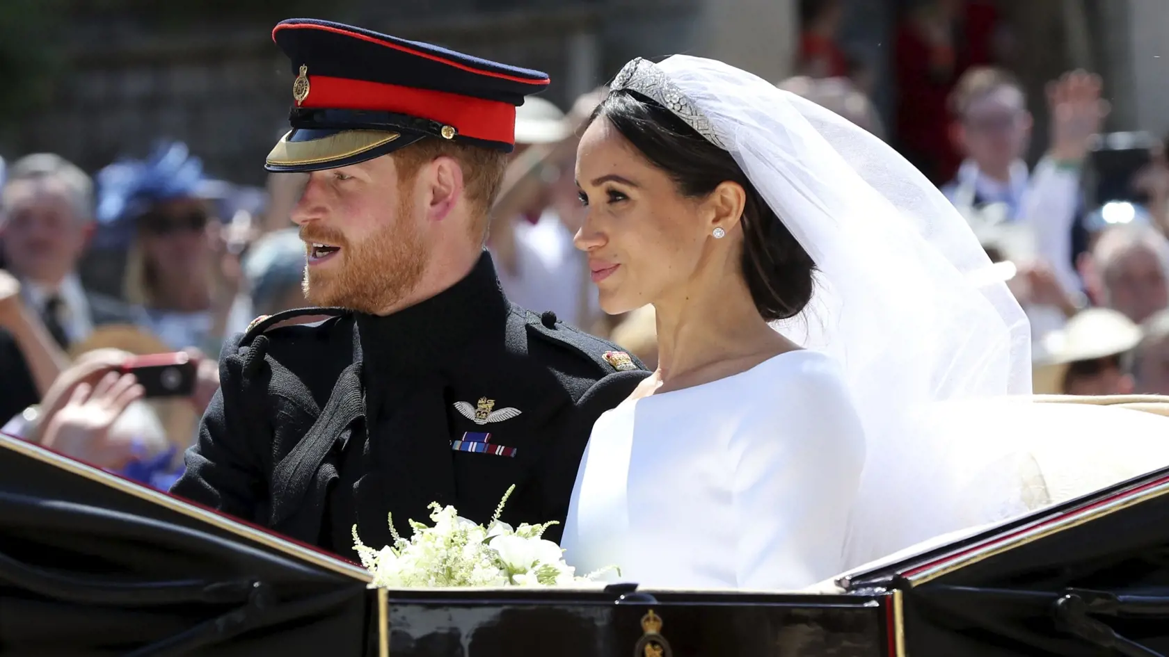 EBE 36 Windsor - Na snímke novomanželia, zľava britský princ Harry a  Meghan Markleová odchádzajú po sobáši v Kaplnke sv. Juraja na kráľovskom zámku vo Windsore v sobotu 19. mája 2018. FOTO TASR/AP
Meghan Markle and Prince Harry leav after their wedding at St. George's Chapel in Windsor Castle in Windsor, near London, England, Saturday, May 19, 2018. (Gareth Fuller/pool photo via AP)
