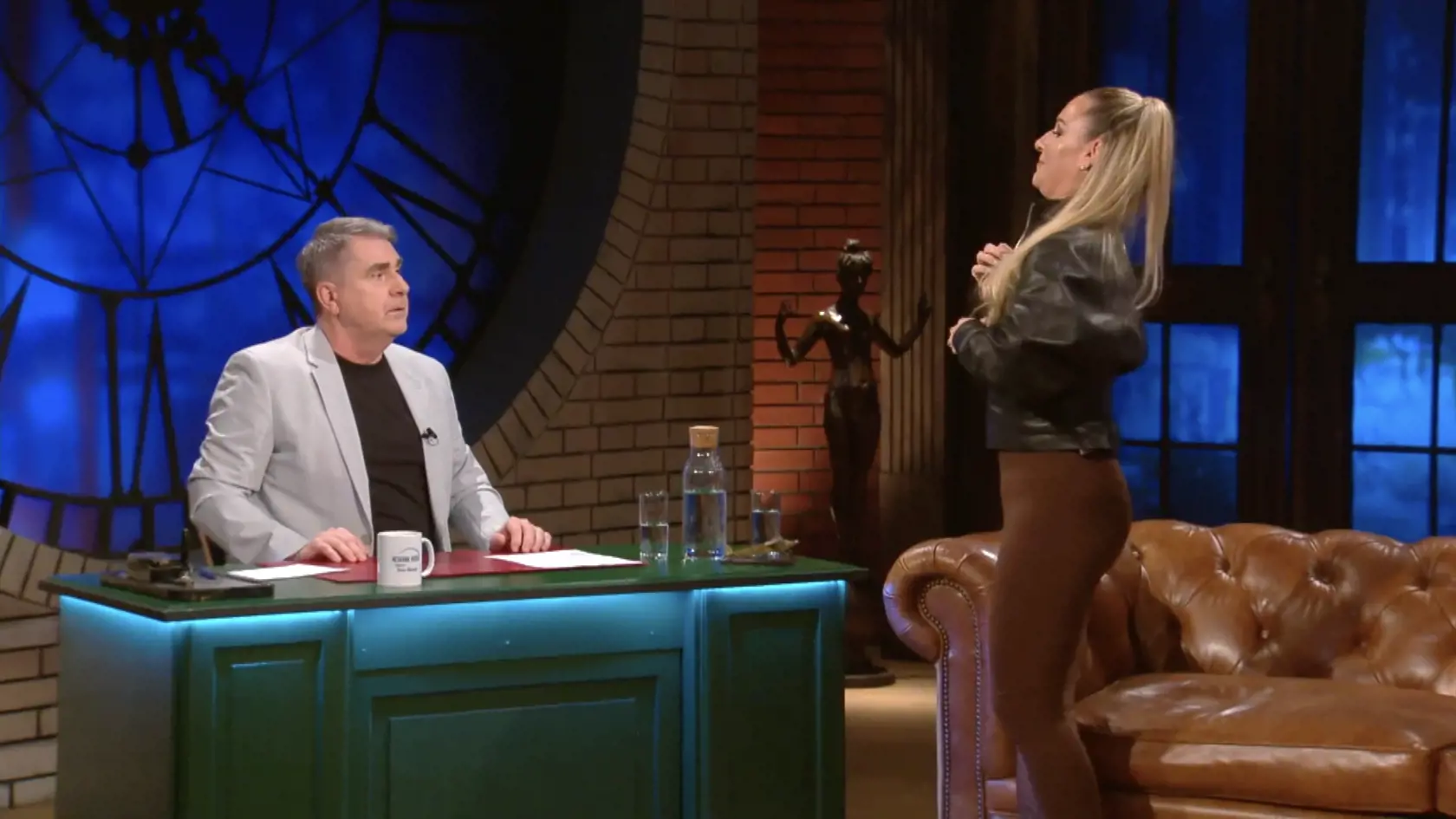 Dominika Cibulková v relácii Neskoro večer. Marcina odzbrojí, keď sa začne vyzliekať.